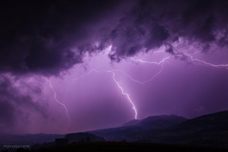 Co robić w samochodzie w czasie burzy