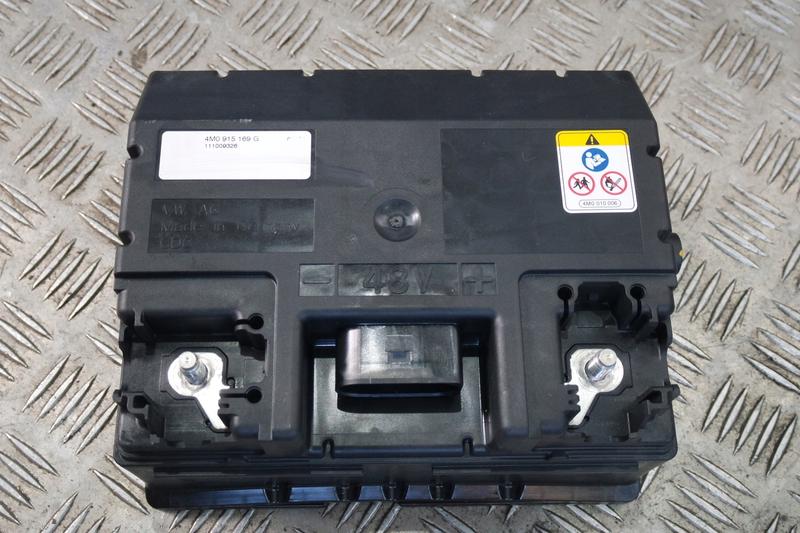 Gdzie szukać akumulatora w Audi Q7? Oto pełny przewodnik