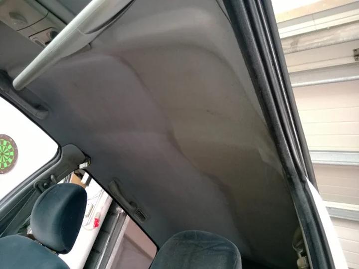 Skuteczne sposoby na to, jak wyprać podsufitkę w samochodzie