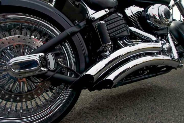 Efektowne strzały z wydechu w motocyklu