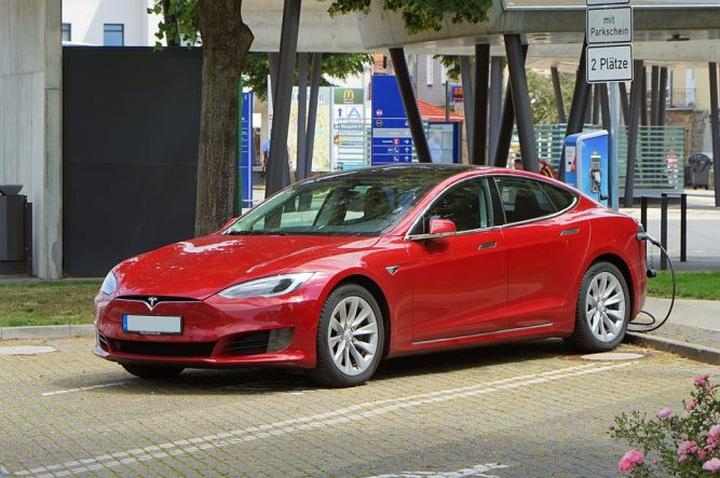 Czy Tesla ma silnik spalinowy? Odkrywamy tajemnice elektrycznych aut!