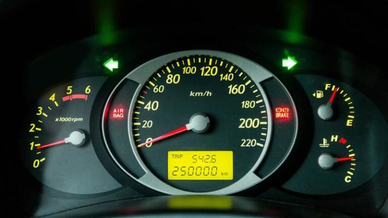 Jak skutecznie sprawdzić przebieg auta z Polski przed zakupem?