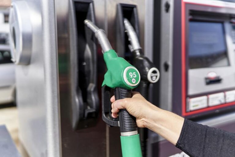 Jaką benzynę tankować do samochodu? Przewodnik dla każdego kierowcy