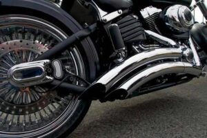 Odkryj, jak zrobić efektowne strzały z wydechu w motocyklu