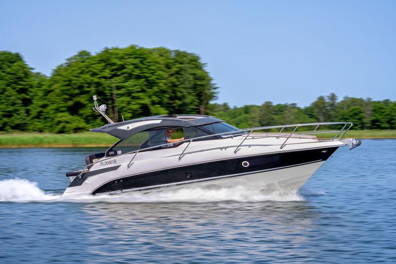 Pływanie z silnikiem spalinowym