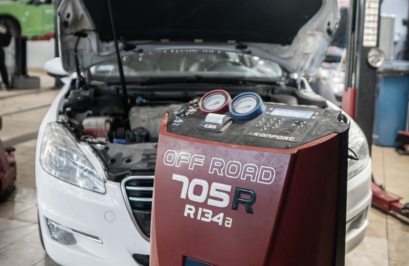 Ile kosztuje nabicie klimatyzacji w samochodzie osobowym? Sprawdź ceny i usługi w 2026 roku!