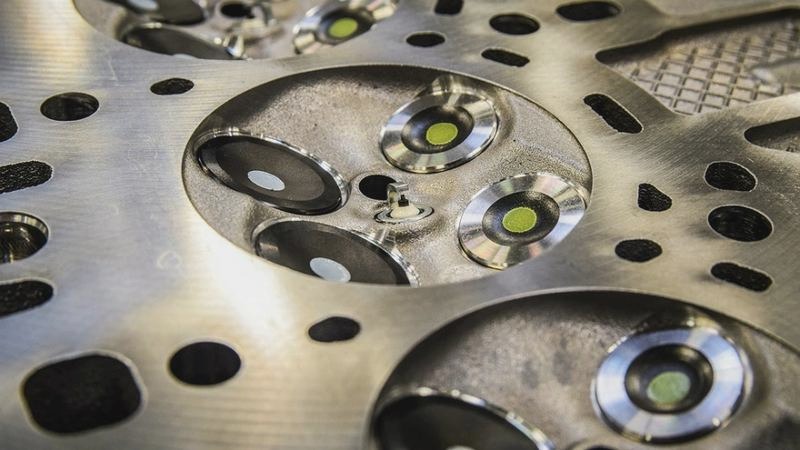 Jak zawory w silniku wpływają na jego wydajność i osiągi?