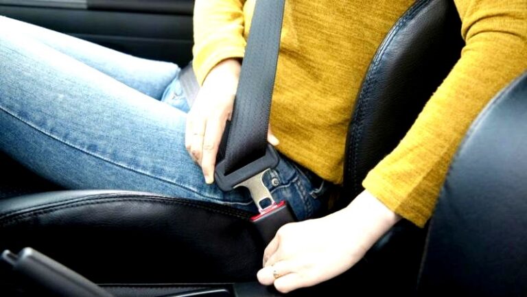 Skuteczne sposoby na to, jak wyczyścić pasy w samochodzie