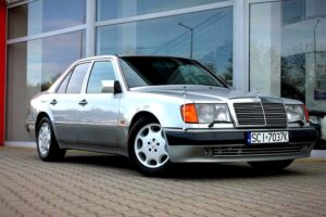 Gdzie znaleźć pompę paliwa w Mercedesie 124? Przewodnik krok po kroku