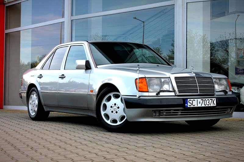 Gdzie znaleźć pompę paliwa w Mercedesie 124? Przewodnik krok po kroku